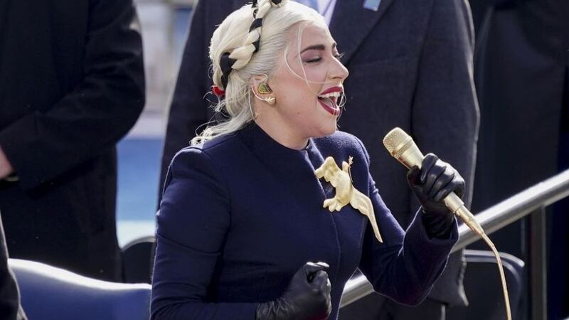 Lady Gaga se hace tendencia tras su interpretación del himno en cambio de mando