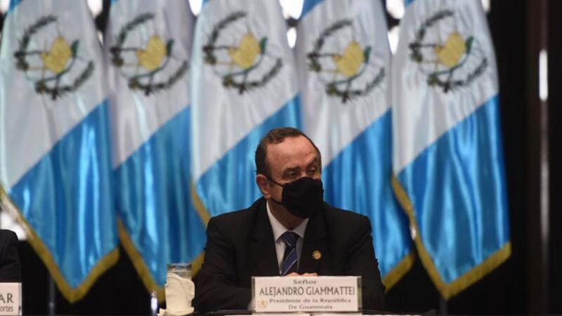 "Lleven el mensaje a la gente de que se vacune", pide Giammattei a atletas y paratletas olímpicos