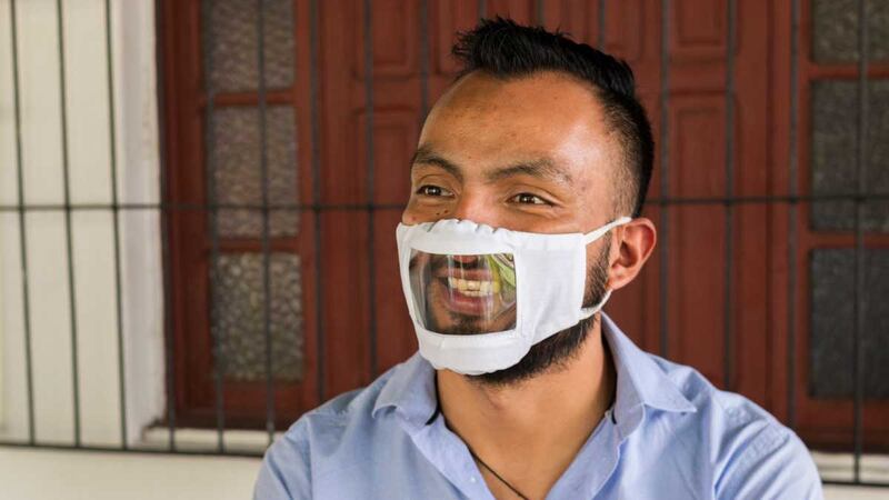 Covid-19: Elaboran mascarillas inclusivas, para facilitar comunicación con personas sordas
