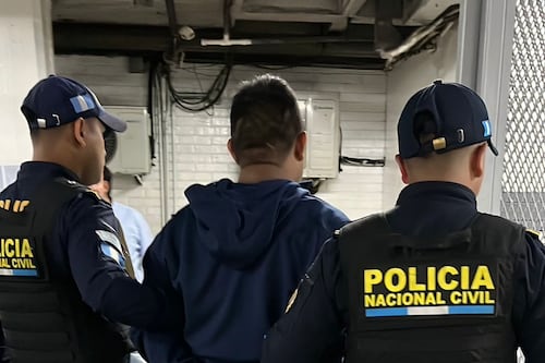 PNC frustra asalto en zona 8 y captura a presunto motoladrón