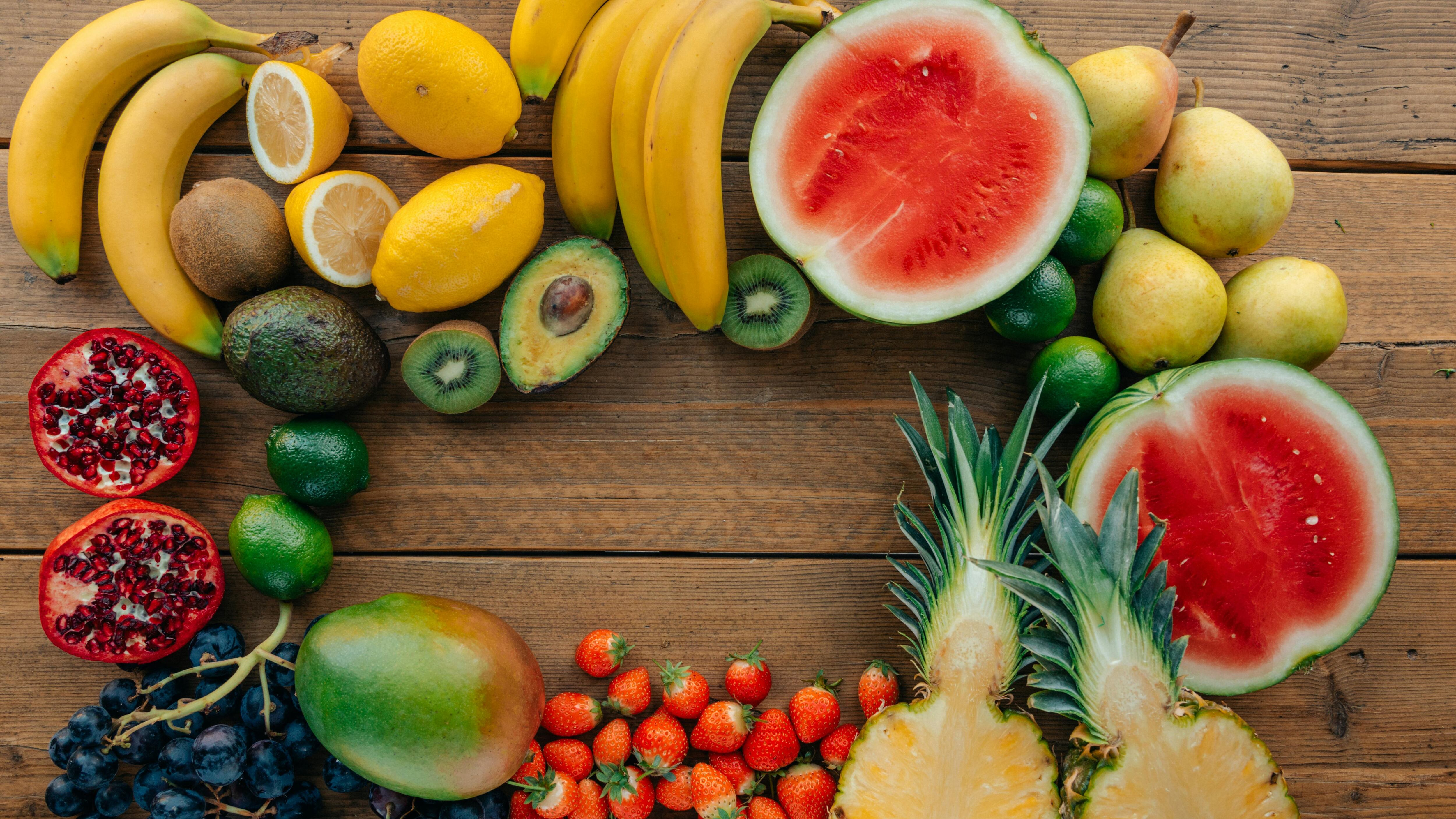 Frutas em cima da mesa