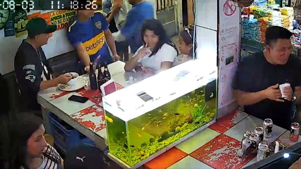 Crimen quedó grabado por las cámaras de seguridad del negocio.