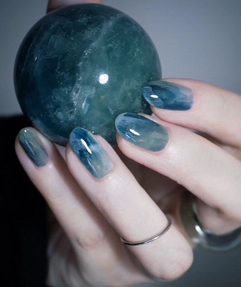 Diseños de uñas acuarela que serán tendencia este 2026