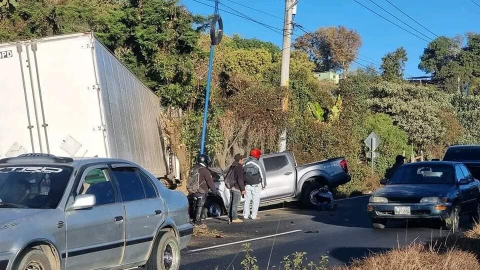 Debido a este fuerte accidente empiezan a presentarse complicaciones con el tráfico en ambos sentidos.