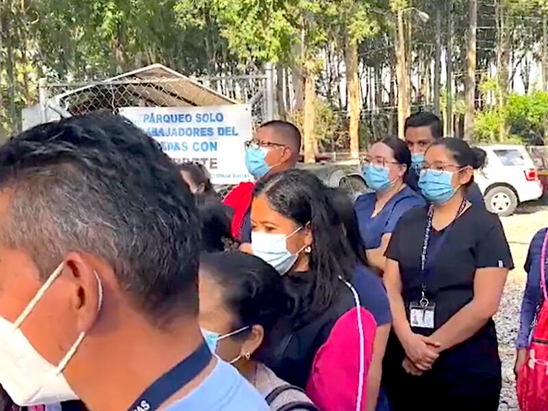 Personal protesta por cierre del Hospital Temporal del Parque de la Industria