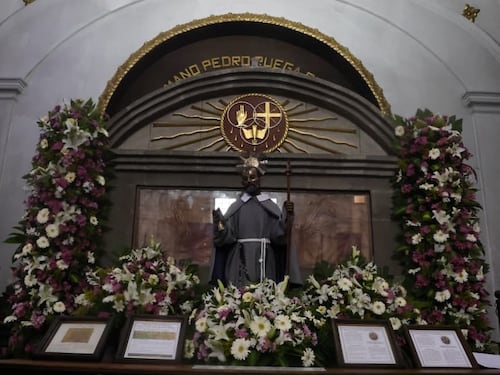 Devotos veneran restos del Santo Hermano Pedro por sus 400 años de natalicio