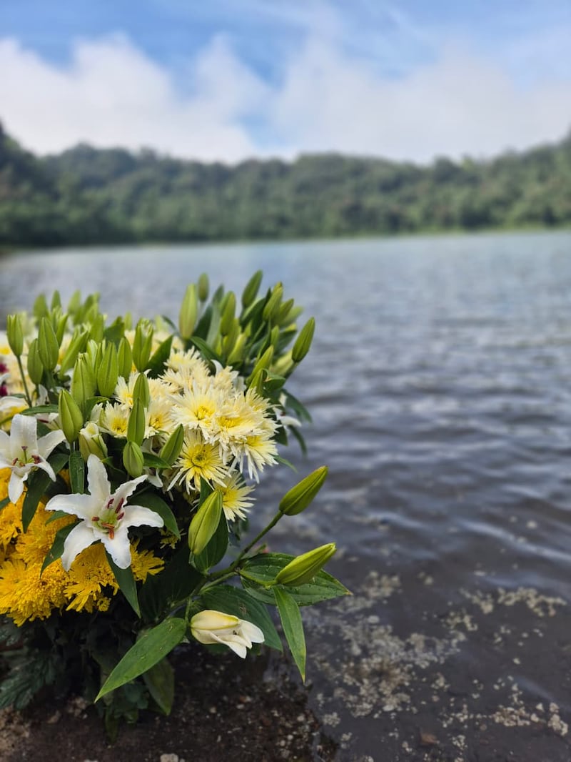 Muchas de las personas que llegan hasta la Laguna dejan flores a la orilla luego de realizar sus ceremonias mayas.