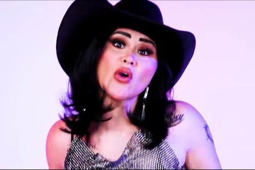 Gomita deja de lado su pasado para bautizarse y volverse cristiana