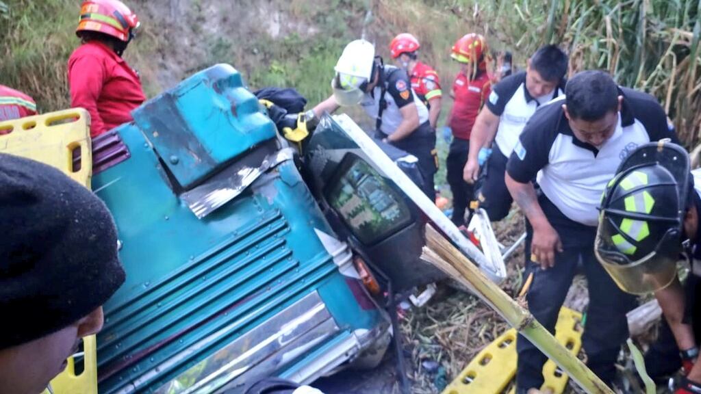 Autobús cae a barranco debajo del puente Belice