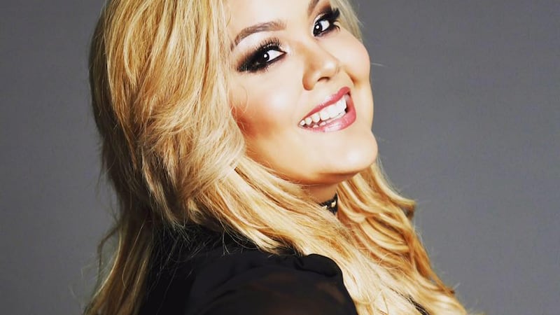 Exacadémica está orgullosa de sus voluptuosas curvas en traje de baño