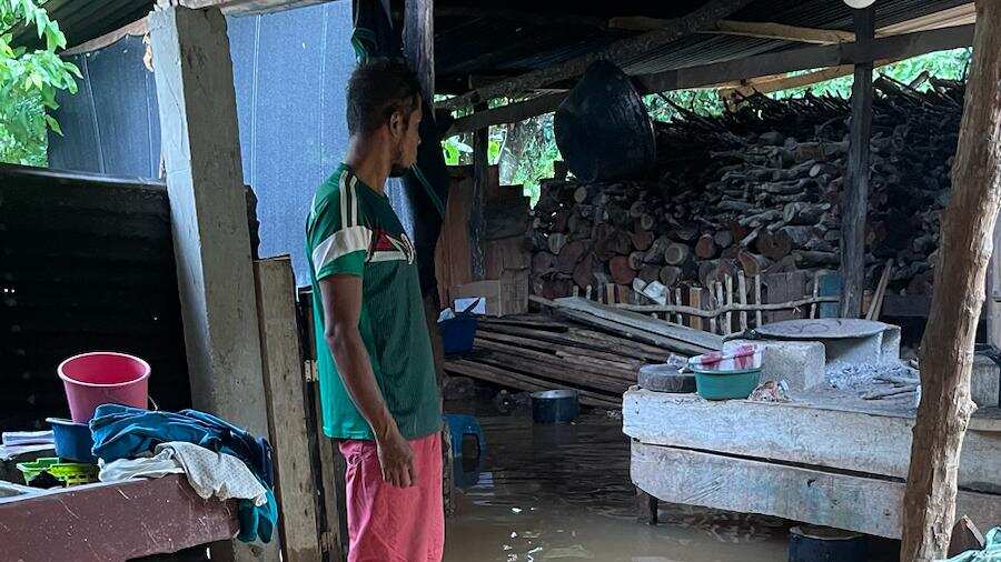 Un afectado debido al desbordamiento de un río en el caserío Bethania, Las Cruces, Petén.