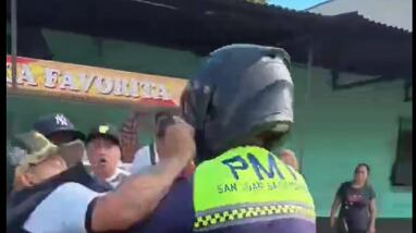 Pelea entre agentes de la PMT y vecinos de Ciudad Quetzal.