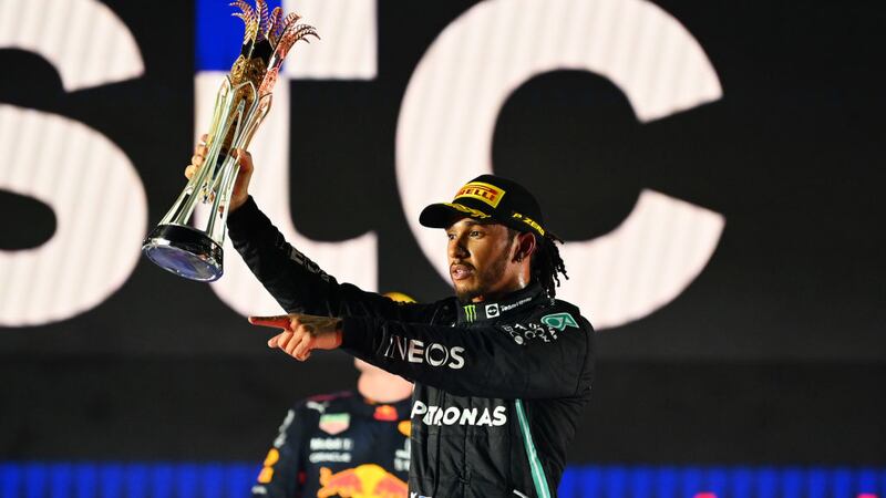VIDEO. Lewis Hamiton se lleva el triunfo en Arabia Saudita e iguala a Verstappen