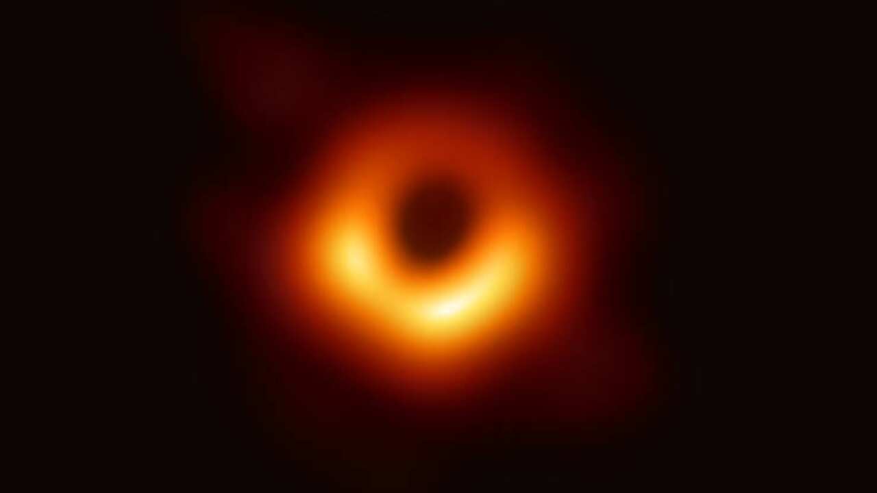 El misterioso comportamiento de un agujero negro mucho más grande que el sol