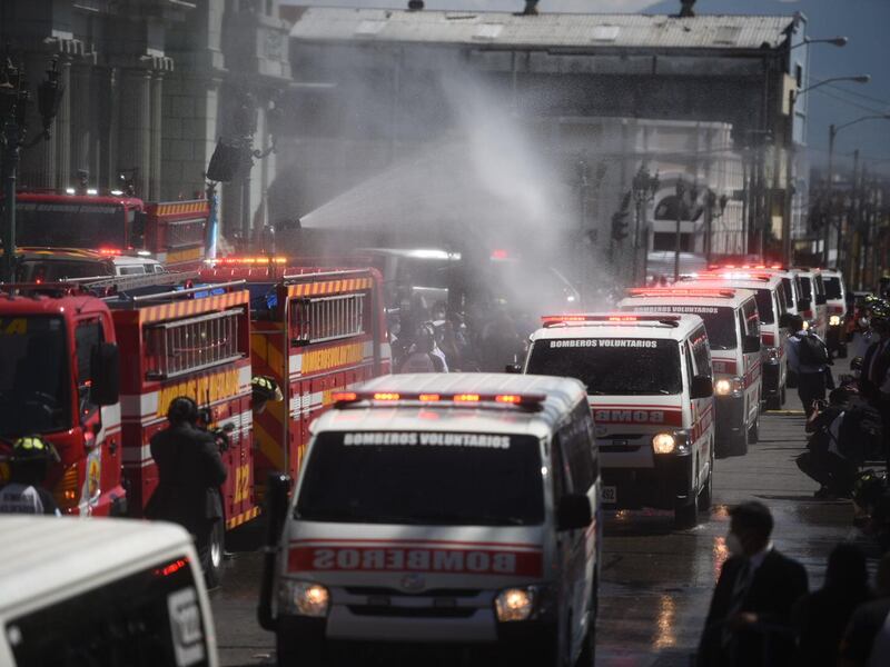 VIDEO. Así fueron "bautizadas" 130 ambulancias de Bomberos Voluntarios