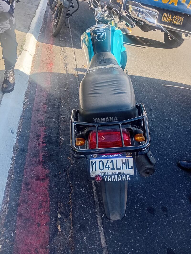 Con apoyo y coordinación de vecinos organizados de Integral 14, dos guardias de seguridad privada del lugar, lograron retener a uno de los sospechosos. Foto: PNC