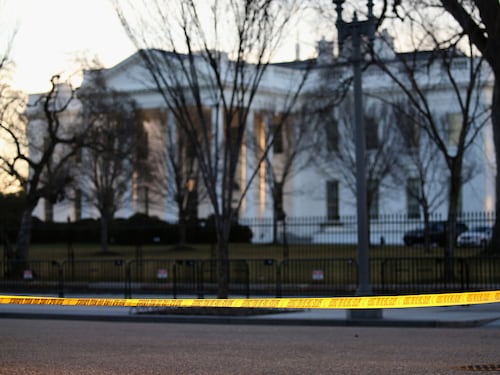 Camión chocó contra barrera cerca de la Casa Blanca; conductor fue detenido
