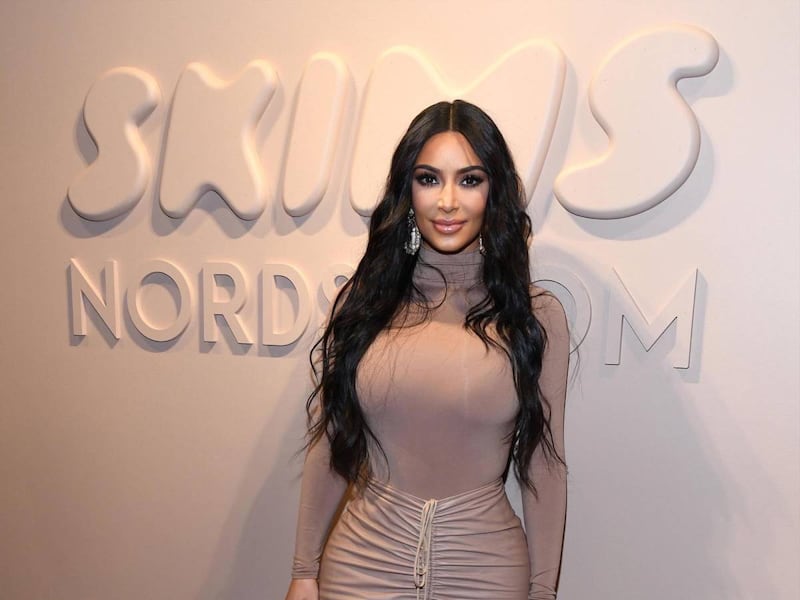 Tunden en redes a Kim Kardashian por abusar del photoshop