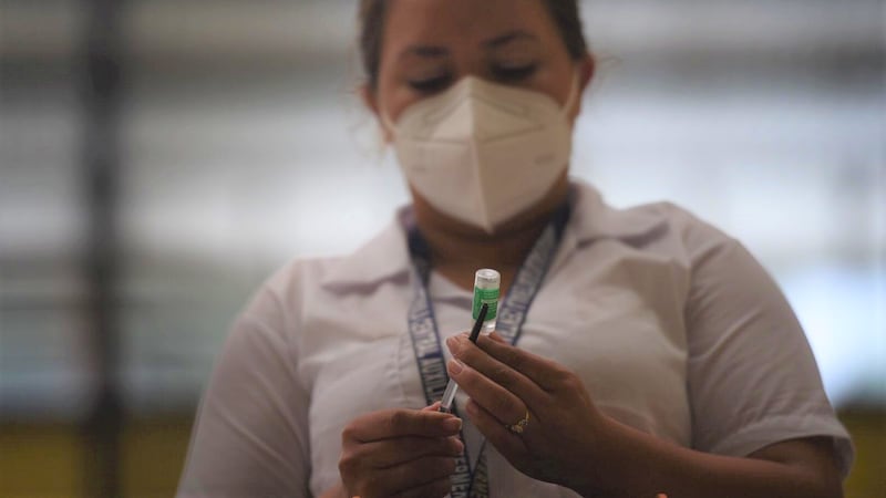 Guatemaltecos viajan al extranjero a vacunarse contra el Covid-19 y canciller va a Rusia para hablar de Sputnik V