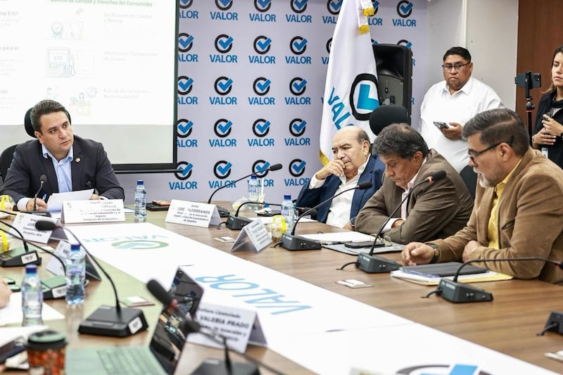 El diputado Ronald Portillo, presidente de la Comisión de Defensa del Consumidor y el Usuario del Congreso, junto con autoridades de Energía y Minas.