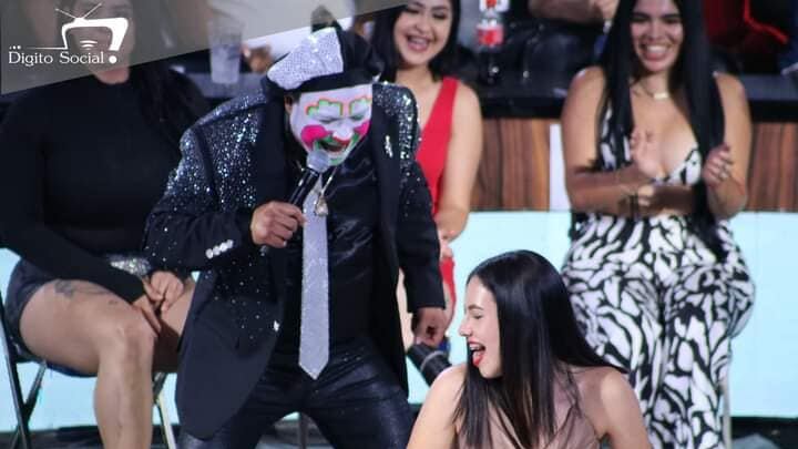 La asistente, que se mostró al natural, permitió que uno de los asistentes le echaran agua en todo el cuerpo.