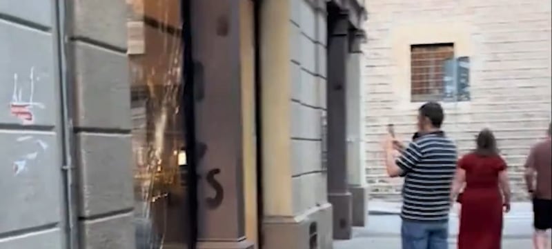 Encapuchados intentan romper cristales de un banco… y se van caminando