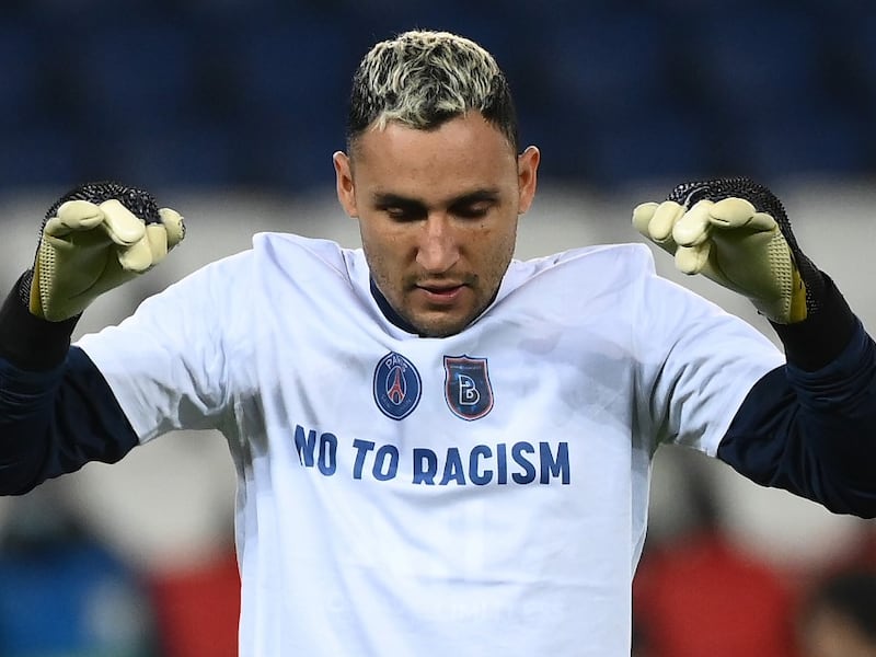 Jugadores del Paris Saint-Germain y Basaksehir de Estambul se unen contra el racismo