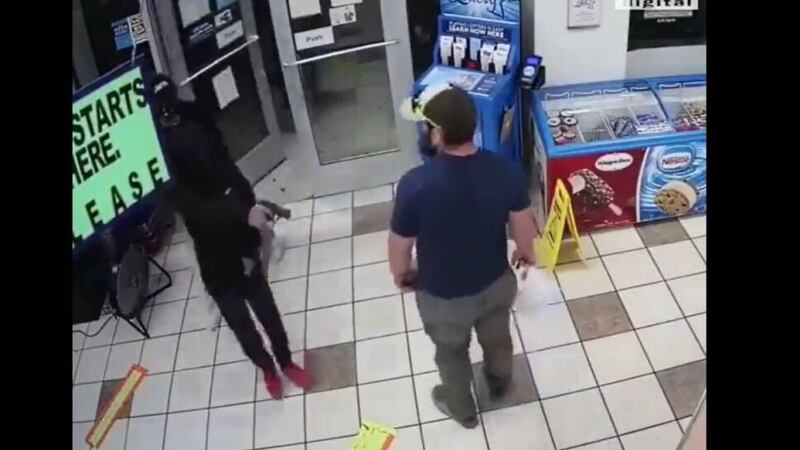 Veterano militar desarma a delincuente y frustra asalto en gasolinera
