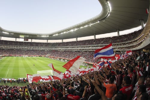 Encuentran cientos de bolsas con restos humanos cerca de un estadio mundialista