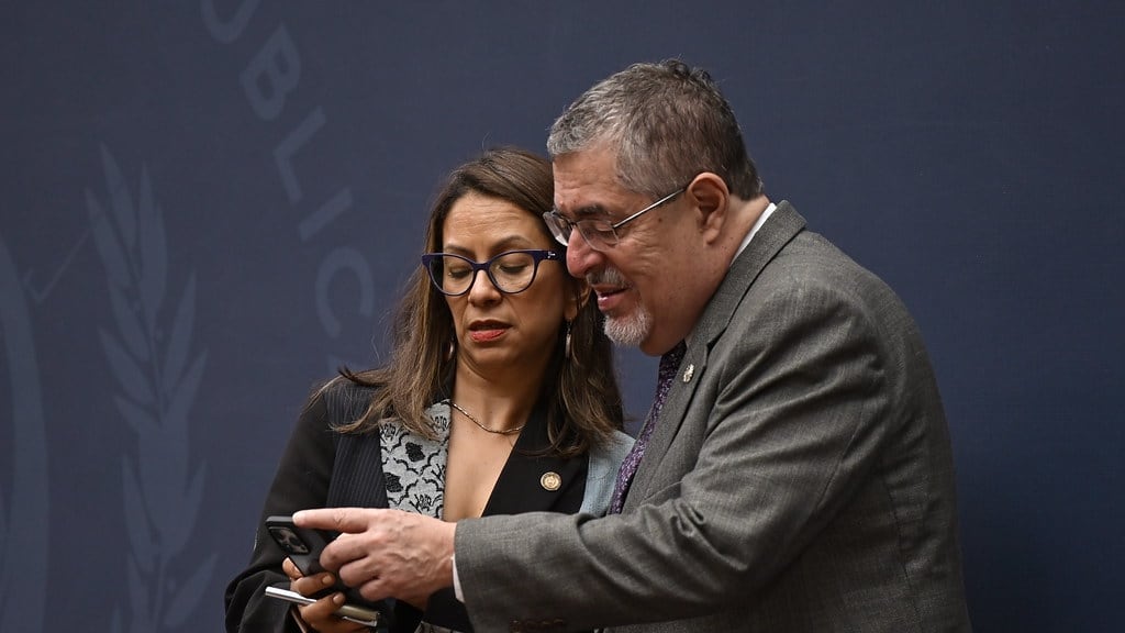 El presidente Bernardo Arévalo, junto con Karina García, titular de la SCSP.