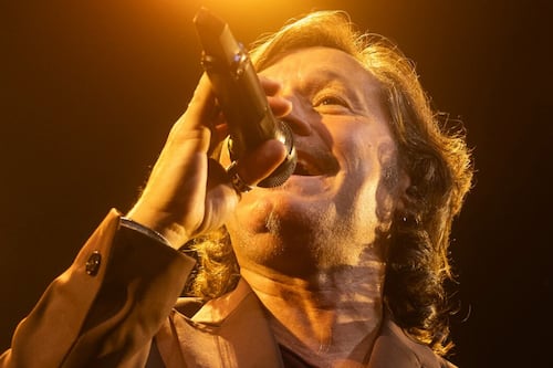 Diego Torres brinda por la inspiración con licor guatemalteco y promete una noche inolvidable en Cervecería 14
