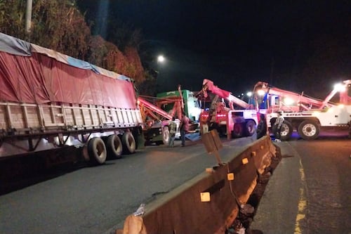 Tráfico complicado: grúa que iba a remolcar un tráiler vuelca en la ruta al Pacífico