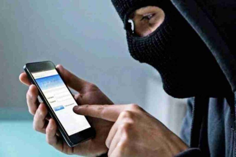 Los hombres señalados de cobrar extorsión, se movilizan en una cuatrimoto.