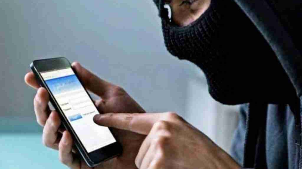 Los hombres señalados de cobrar extorsión, se movilizan en una cuatrimoto.