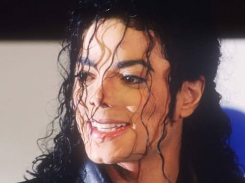 Víctimas de Michael Jackson exigen indemnización millonaria por presunto abuso