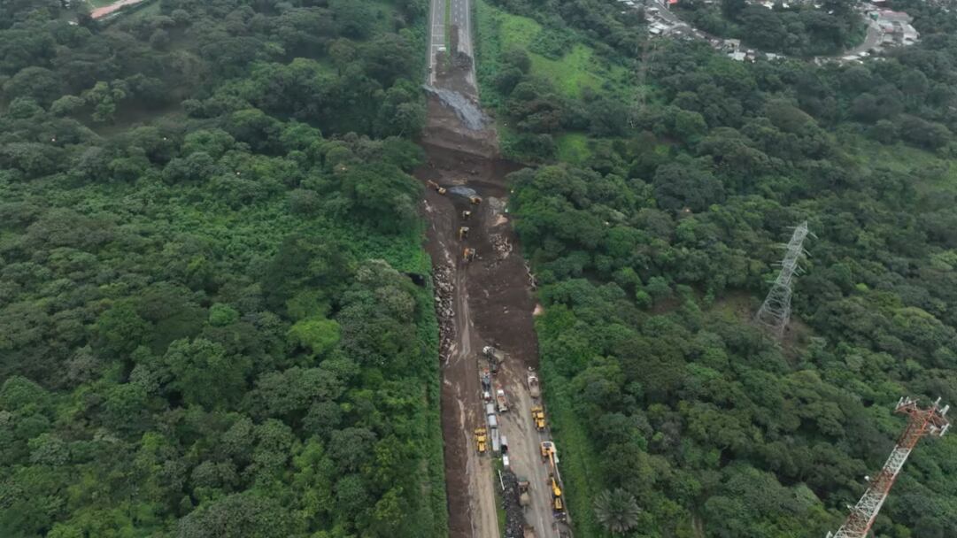 La ruta al Pacífico presenta varios daños, complicando el tránsito de los vehículos.
