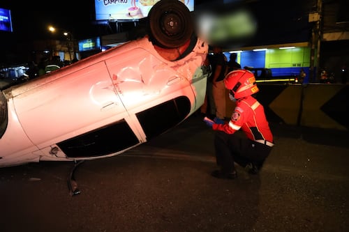 Accidente de tránsito en la Roosevelt deja un vehículo volcado en plena carretera