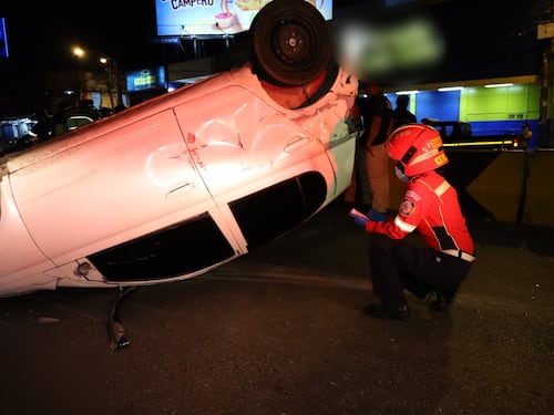 Accidente de tránsito en la Roosevelt deja un vehículo volcado en plena carretera