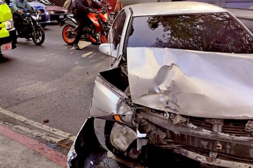 Así quedó un carro tras chocar contra poste en el tráfico de zona 10