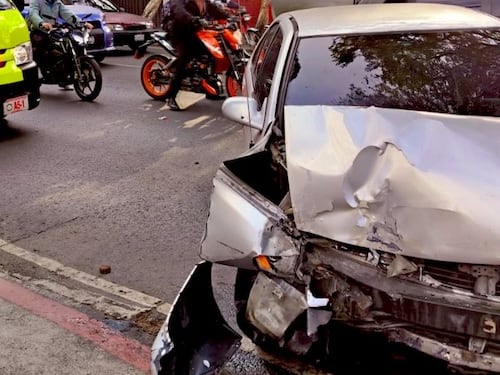 Así quedó un carro tras chocar contra poste en el tráfico de zona 10