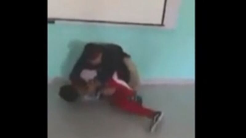 VIDEO: brutal golpiza de un profesor a su alumno en pleno regreso a clases