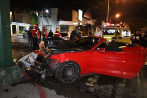 Carro deportivo se accidenta y deja un herido en zona 9