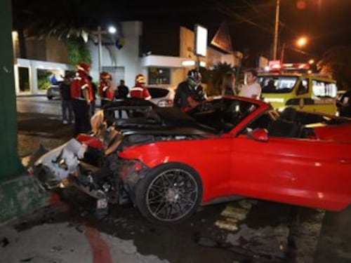 Carro deportivo se accidenta y deja un herido en zona 9