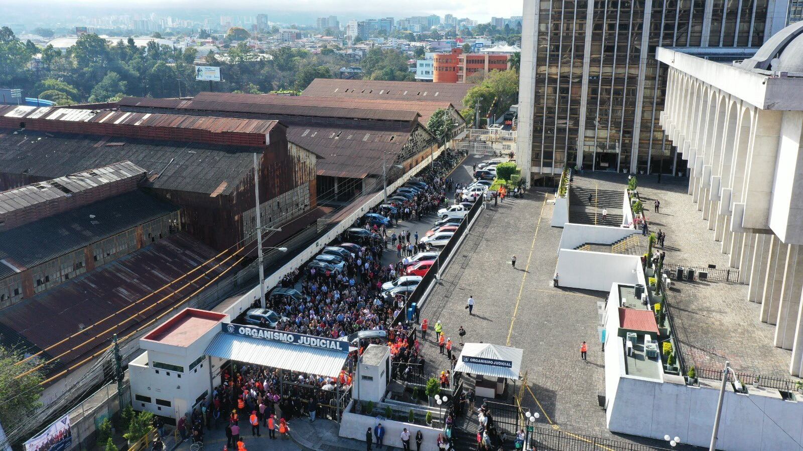 En el Centro Cívico decenas de empleados gubernamentales participaron en la evacuación de edificios.
