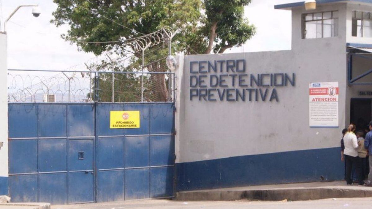 El reo y guardia heridos, fueron trasladados al Hospital Roosevelt y el IGSS, respectivamente.