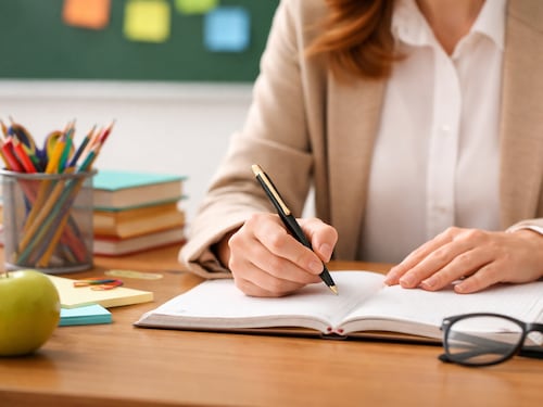 VIDEO. Maestra besa a su alumno y las imágenes se vuelven virales en una telesecundaria de México