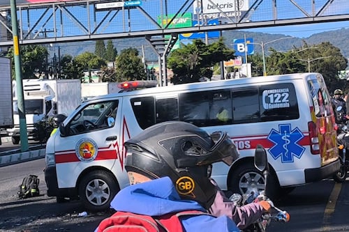 Accidente en la calzada Roosevelt complica el tráfico este lunes