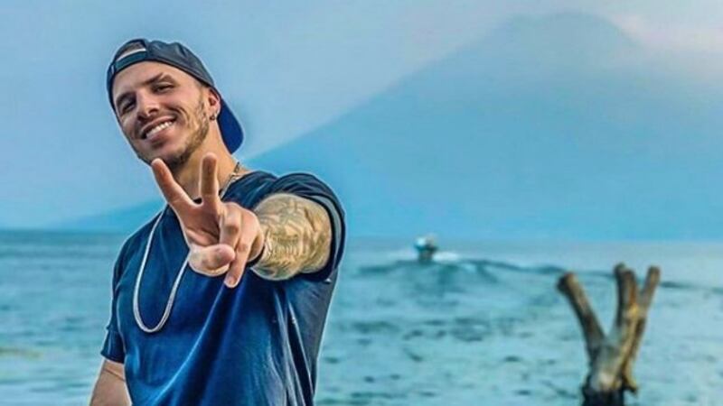 El cantante guatemalteco, Ale Mendoza sale a la calle a recaudar víveres para los afectados por COVID-19