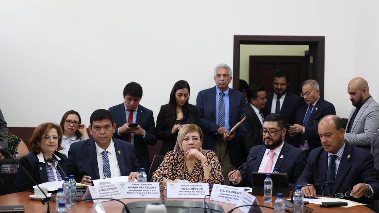 Magistrados del TSE durante la sesión en el Legislativo.