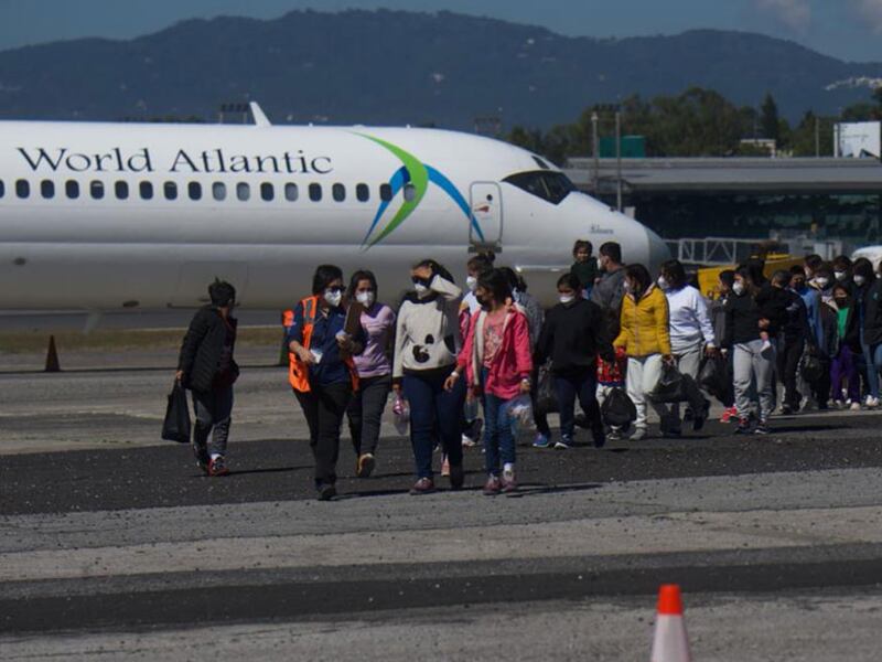 Llegan al país los primeros vuelos con retornados desde EE.UU.